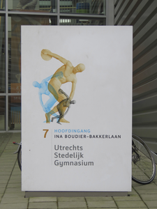 907423 Afbeelding van het informatiebord voor de ingang van het nieuwe schoolgebouw van het Utrechts Stedelijk ...